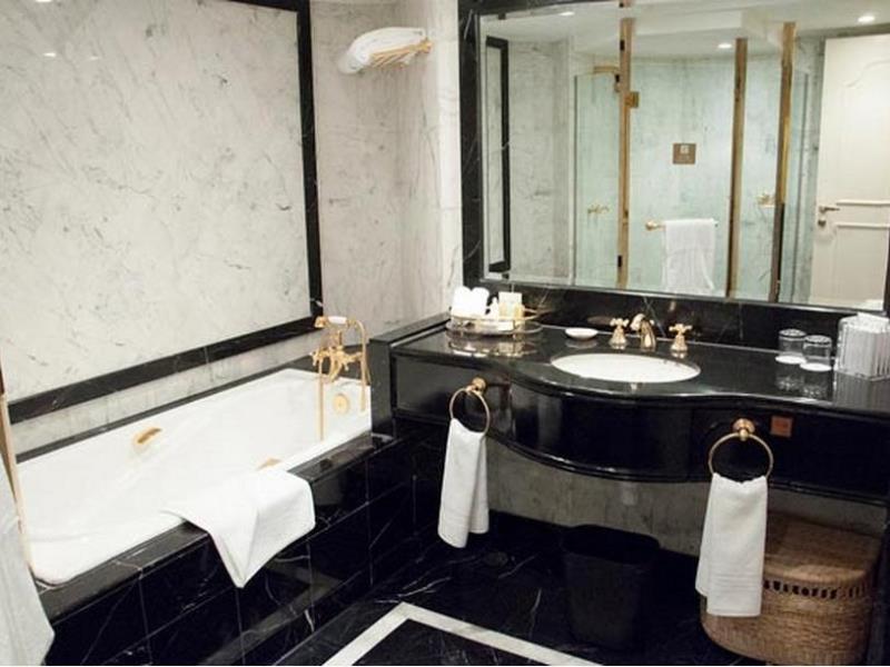 New Orient Landmark Hotel Macau Exterior foto A bathroom in a hotel