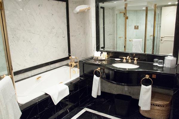 New Orient Landmark Hotel Macau Exterior foto A bathroom in a hotel