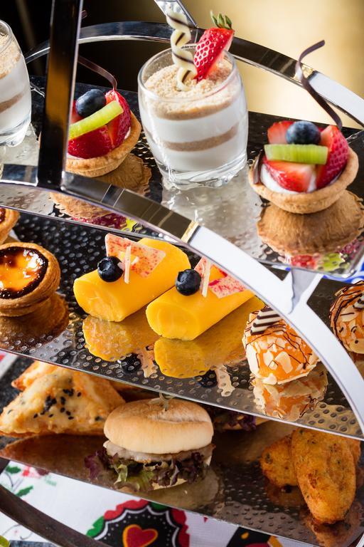 New Orient Landmark Hotel Macau Exterior foto A selection of petit fours
