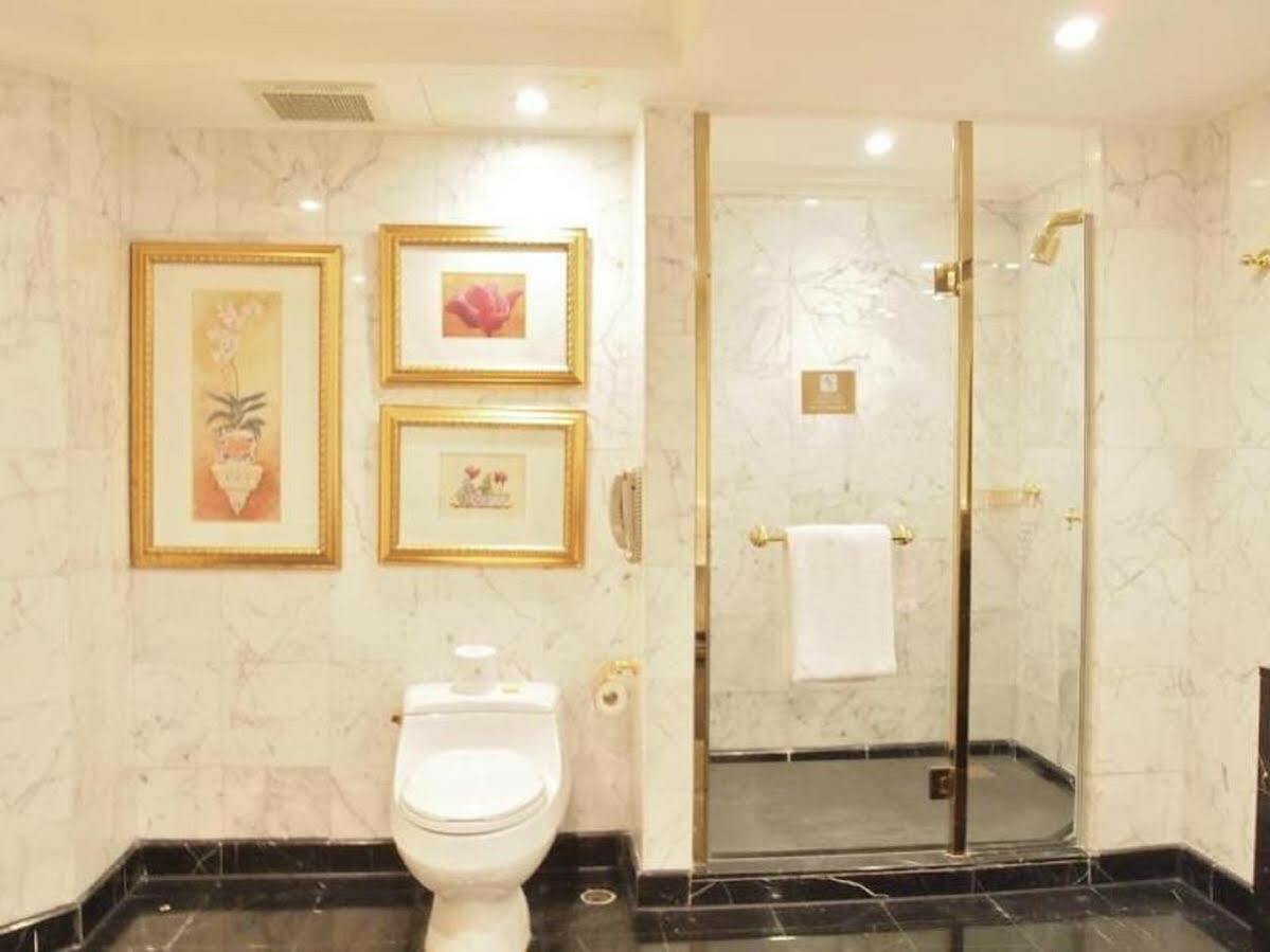 New Orient Landmark Hotel Macau Exterior foto A bathroom in a hotel